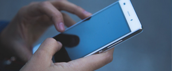 Handy in Hand (Quelle: Pixabay)