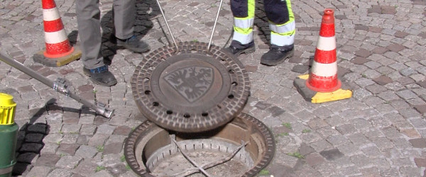 Kanaldeckel wird angehoben (Quelle: RIK)