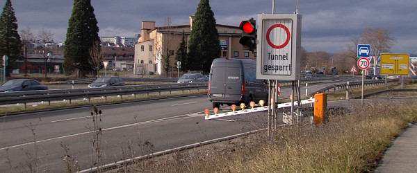 Der Fahrer &uuml;bersah die Schranke bei der Abfahrt zum Scheibengipfeltunnel (Quelle: RIK)