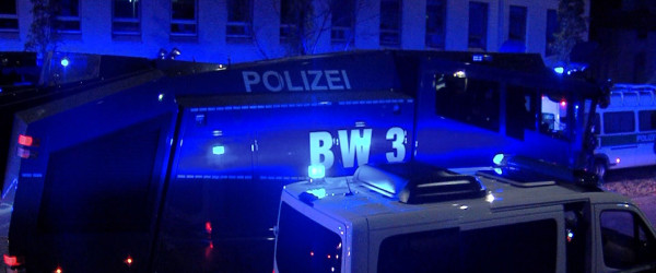 Polizei mit Wasserwerfer (Quelle: RIK)