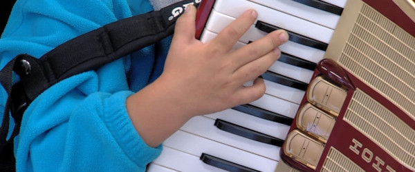 Kind spielt Instrument (Quelle: RIK)