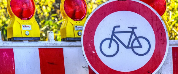 Sperrung des Radwegs (Quelle: ?)