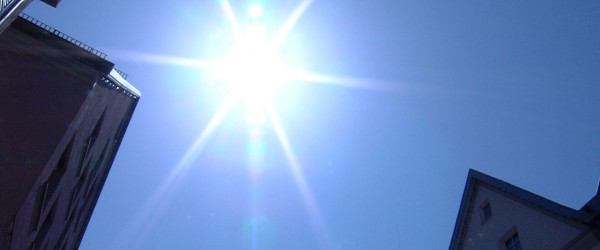 Die Sonne scheint vom Himmel (Quelle: RIK)