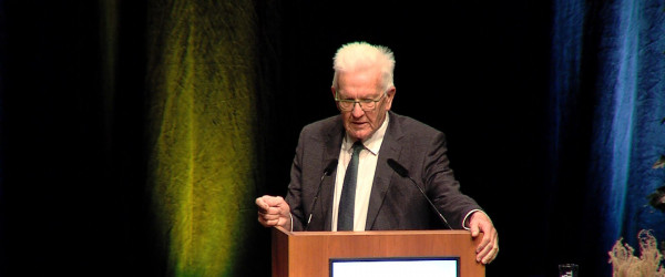 Winfried Kretschmann auf dem Podium der Stadthalle (Quelle: RIK)