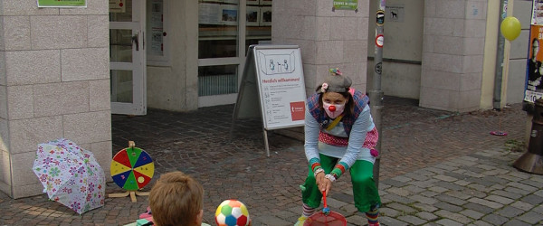 "Clowns im Dienst" erhalten Spende (Quelle: RIK)
