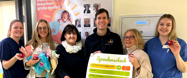 Moki-Mitglieder mit Spendenscheck (Quelle: RIK)