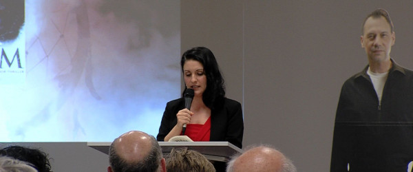 Annika Strauss mit Foto-Aufsteller von Sebastian Fitzek (Quelle: RIK)