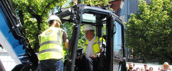 Oberb&uuml;rgermeister Keck im Bagger (Quelle: RIK)
