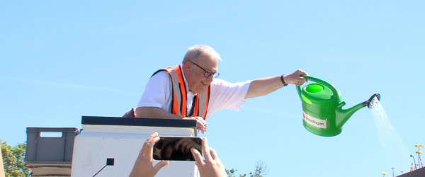 Thomas Keck gie&szlig;t begr&uuml;nte Bushaltestelle (Quelle: RIK)