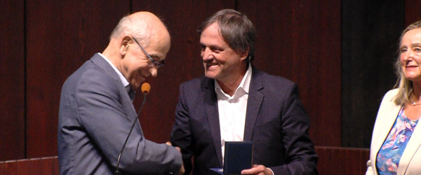Jan Sellner erh&auml;lt die Friedrich-E.-Bogt-Medaille (Quelle: RIK)